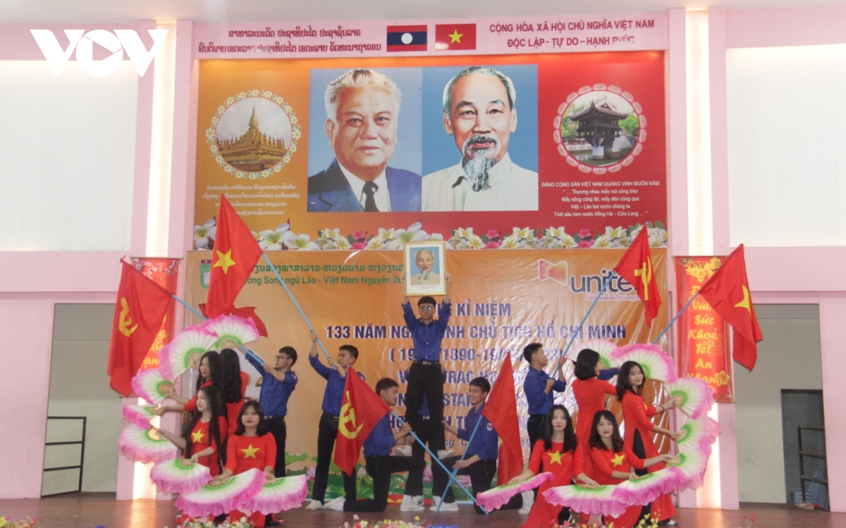 Trường song ngữ Lào - Việt Nam kỷ niệm 133 năm Ngày sinh Chủ tịch Hồ Chí Minh